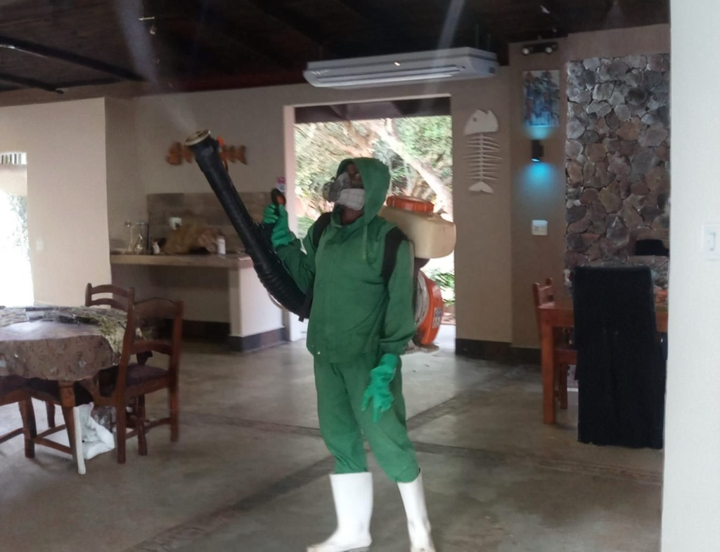 Técnico a realizar controlo profissional de pragas